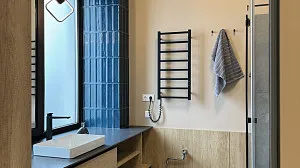 Стильный санузел в серых тонах с синим акцентом для полицейского участка