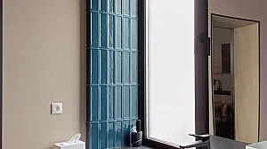 Стильный санузел в серых тонах с синим акцентом для полицейского участка